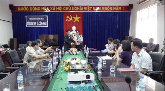 Đồng chí Nguyễn Văn Thành – Bí thư Đảng ủy, Giám đốc Sở trao Quyết định tại cuộc họp.